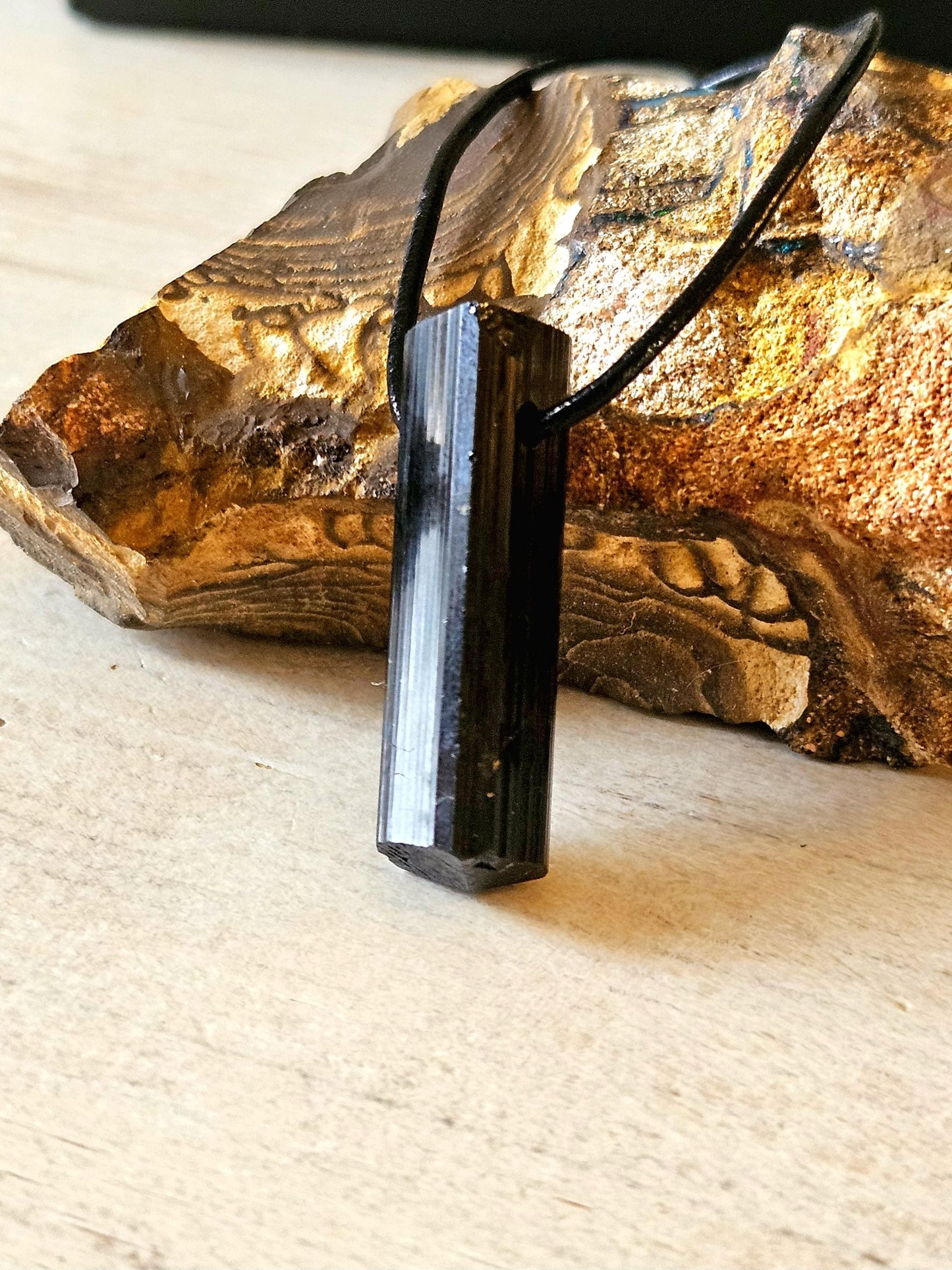 Magischer Schutzstein schwarzer Turmalin Schörl, roh belassen, Oberkante geschliffen, 37 x 11 x 10 mm, gebohrt, an Lederband