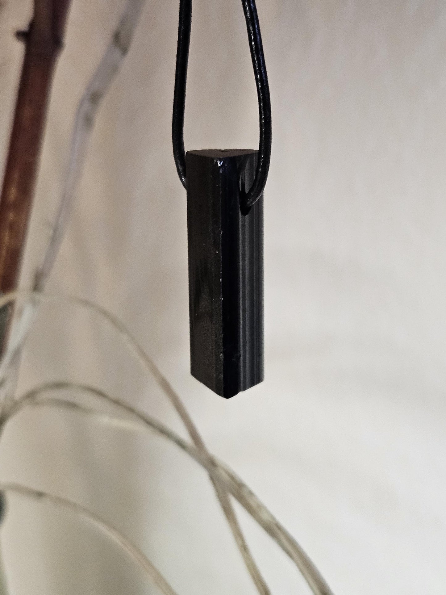 Magischer Schutzstein schwarzer Turmalin Schörl, roh belassen, Oberkante geschliffen, 37 x 11 x 10 mm, gebohrt, an Lederband