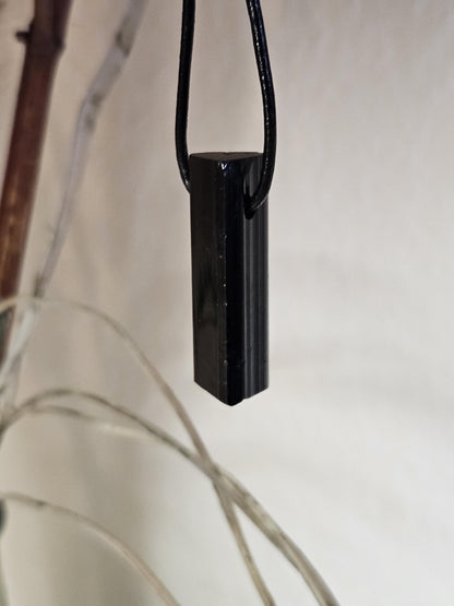 Magischer Schutzstein schwarzer Turmalin Schörl, roh belassen, Oberkante geschliffen, 37 x 11 x 10 mm, gebohrt, an Lederband