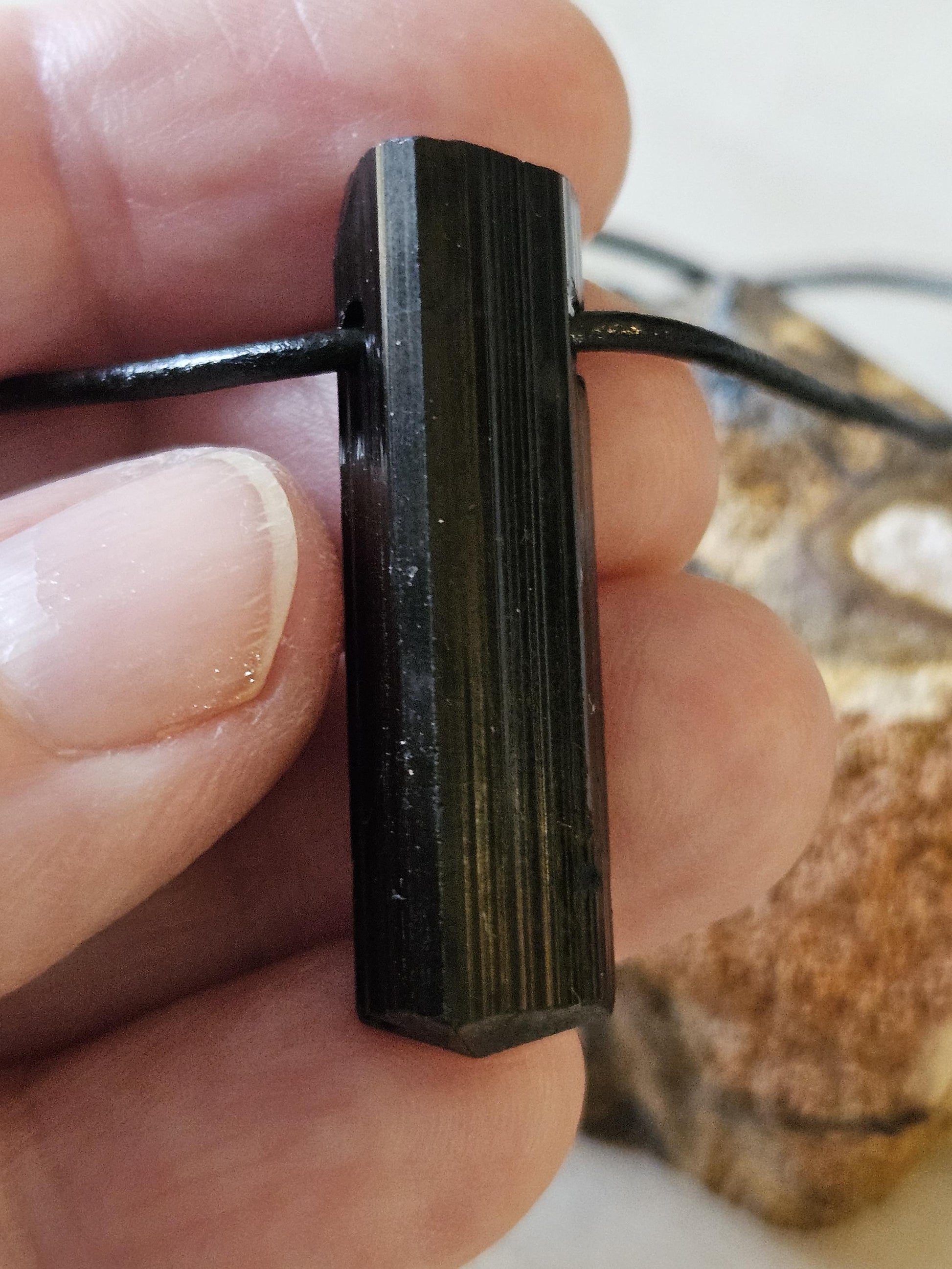 Magischer Schutzstein schwarzer Turmalin Schörl, roh belassen, Oberkante geschliffen, 37 x 11 x 10 mm, gebohrt, an Lederband