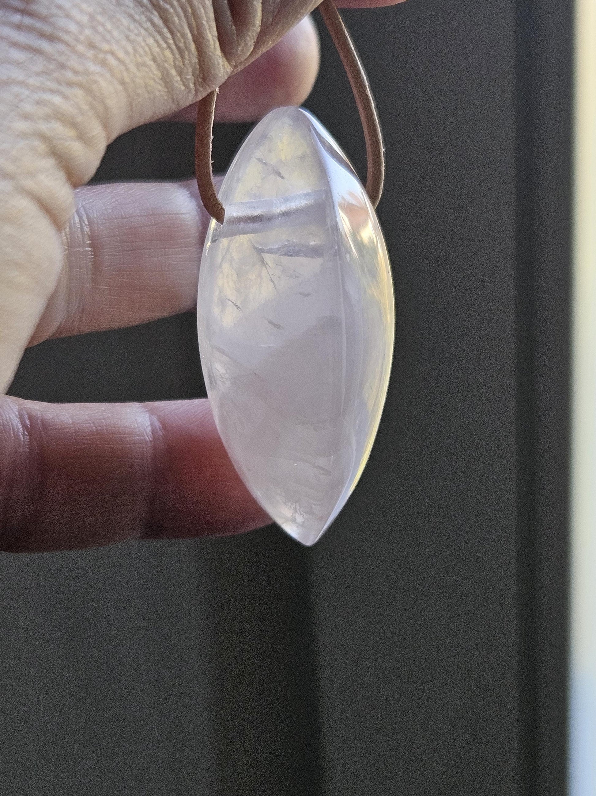 Rosenquarz Anhänger gross, Navette förmig geschliffen, 46 x 20 x 15 mm, gebohrt, an verstellbarem Lederband