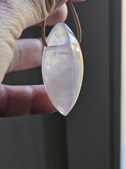 Rosenquarz Anhänger gross, Navette förmig geschliffen, 46 x 20 x 15 mm, gebohrt, an verstellbarem Lederband