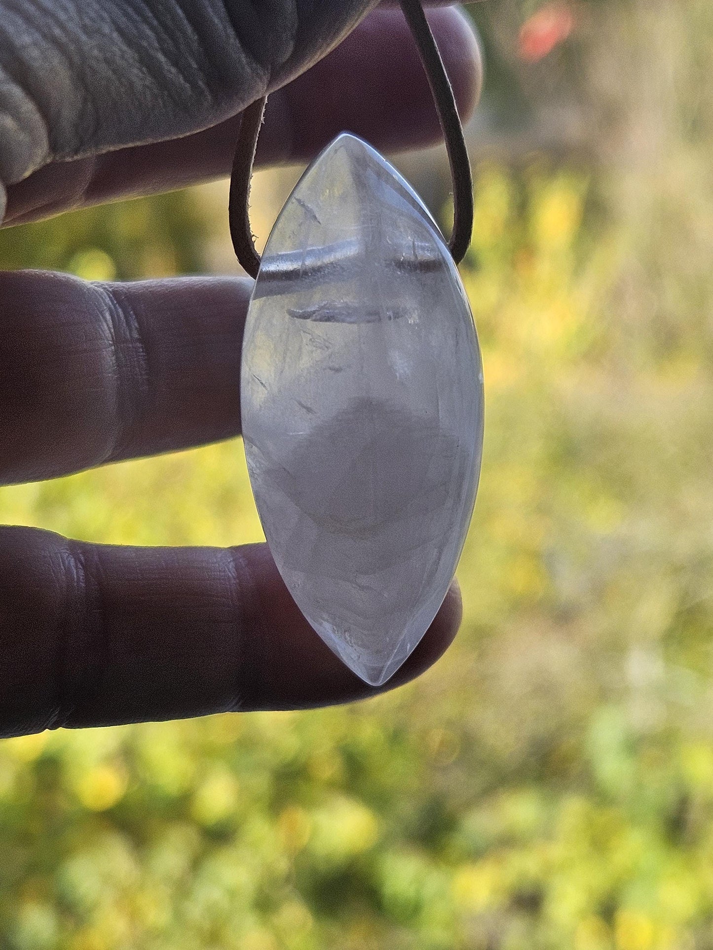 Rosenquarz Anhänger gross, Navette förmig geschliffen, 46 x 20 x 15 mm, gebohrt, an verstellbarem Lederband