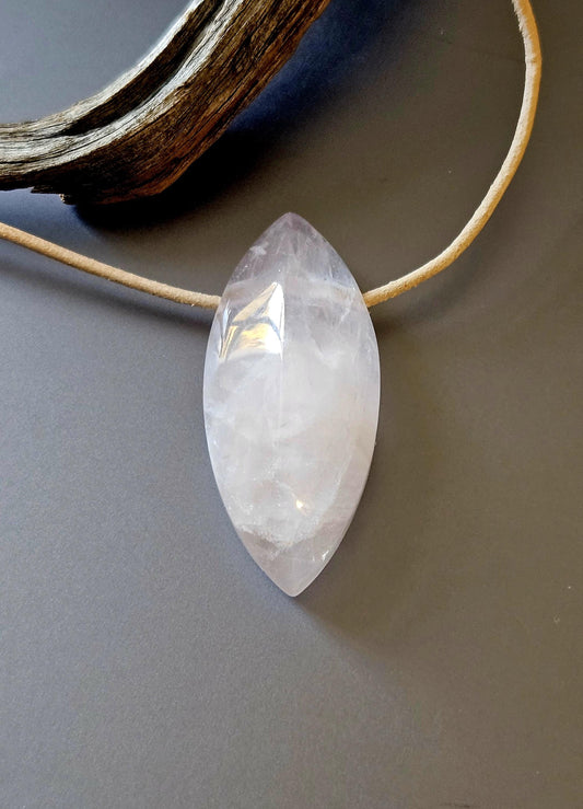 Rosenquarz Anhänger gross, Navette förmig geschliffen, 46 x 20 x 16 mm, gebohrt, an verstellbarem Lederband
