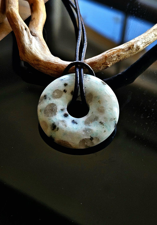 Cuprit Chrysocoll Kiwi Jaspis Kiwi Stein Donut Anhänger, 31 x 6 mm, an verstellbarem Lederband