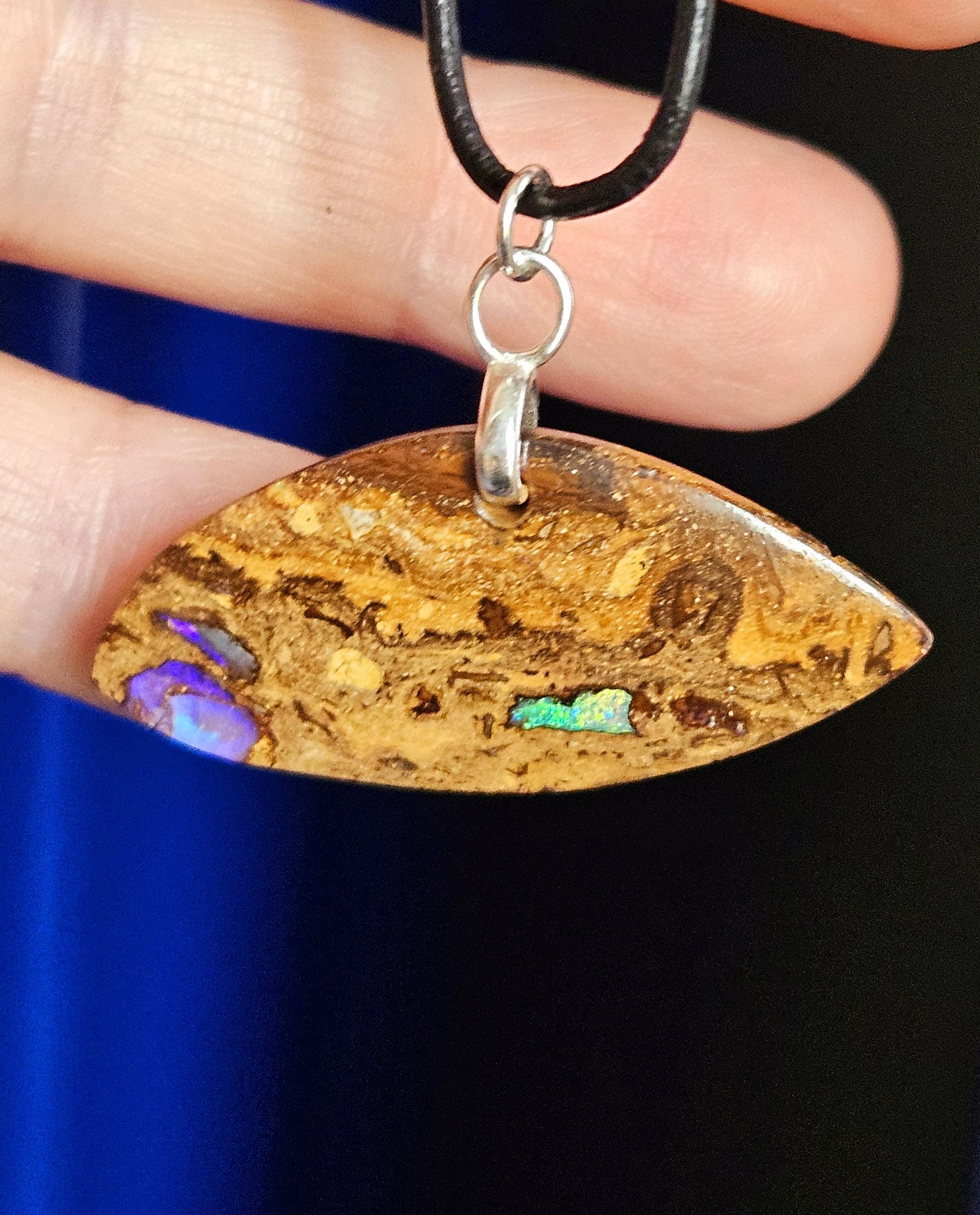 Boulder Opal Boulderopal Anhänger, "Big Fish", gebohrt, an 925er SilberÖse, an verstellbarem Lederband