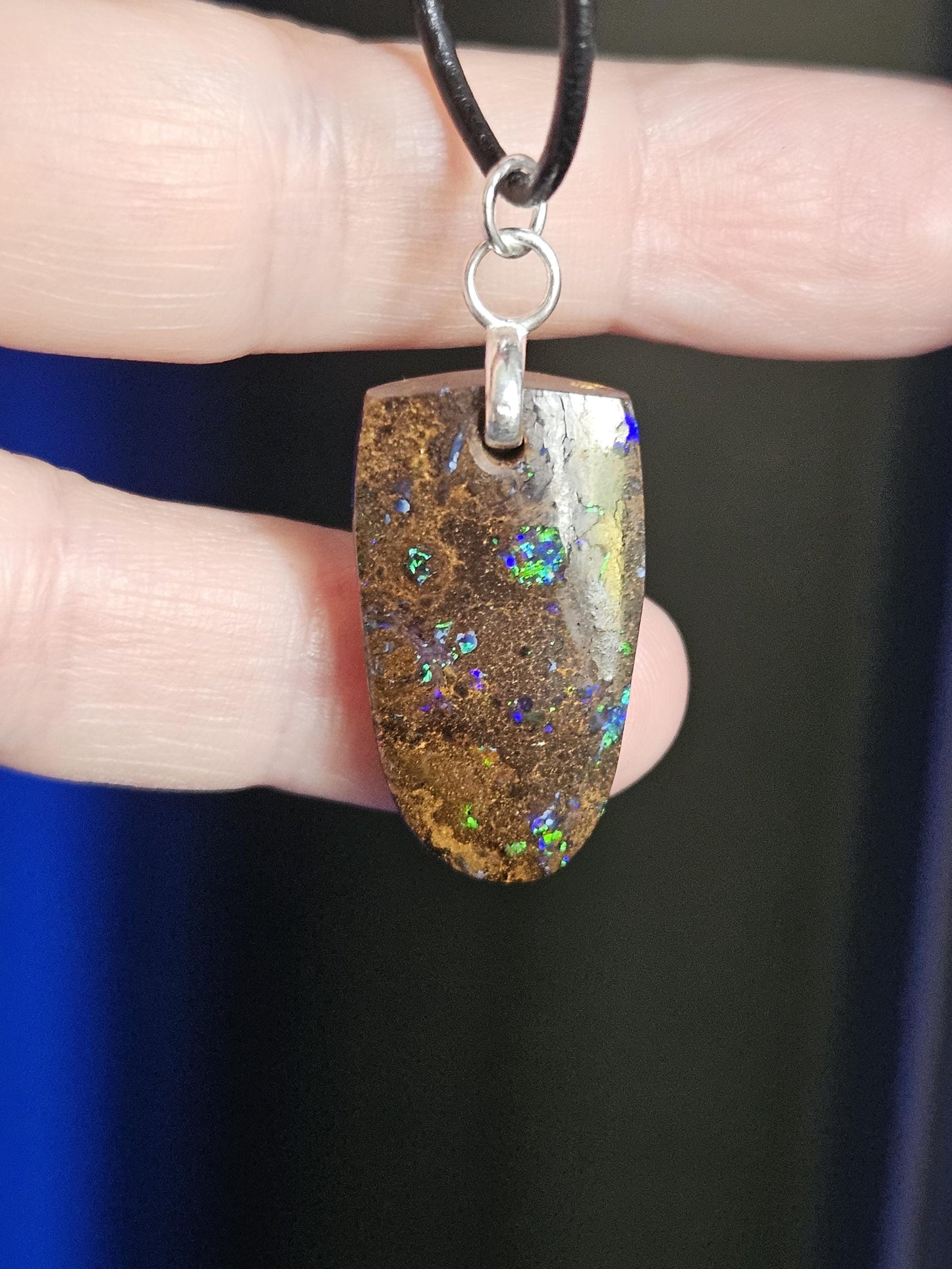 Boulder Opal Boulderopal Anhänger, "Magisches Schutzschild", gebohrt, an 925er SilberÖse, an verstellbarem Lederband