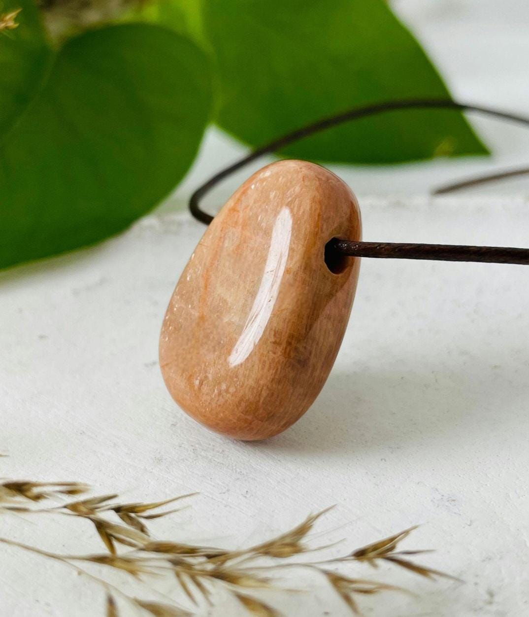 Echter Mondstein, Mondstein, apricot, rosa, perlmutt Anhänger, 30 x 20 x 11 mm, gebohrt, am Lederband