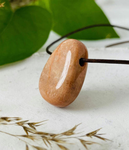 Echter Mondstein, Mondstein, apricot, rosa, perlmutt Anhänger, 30 x 20 x 11 mm, gebohrt, am Lederband