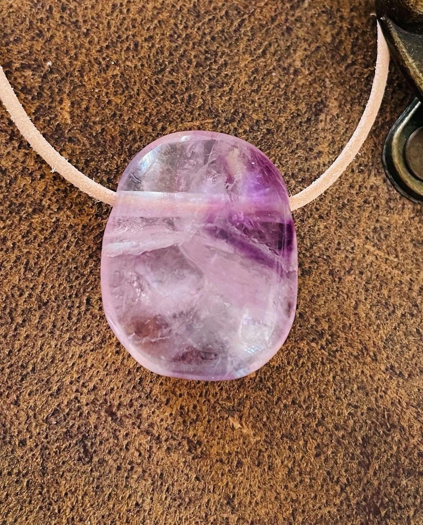 Fluorit weiß, lila, blau, Anhänger, 27 x 21 x 9 mm, gebohrt, am Lederband, Regenbogenfluorit, Feenstein