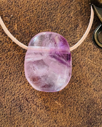 Fluorit weiß, lila, blau, Anhänger, 27 x 21 x 9 mm, gebohrt, am Lederband, Regenbogenfluorit, Feenstein