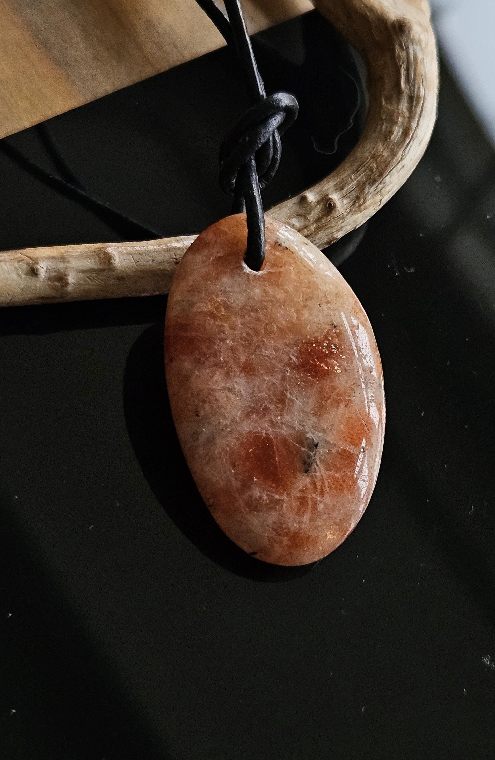 Sonnenstein Anhänger, 37 x 23 x 7 mm, gebohrt, an verstellbarem Lederband