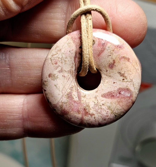 Rhodochrosit Donut Anhänger, 30 x 6 mm, an verstellbarem Lederband