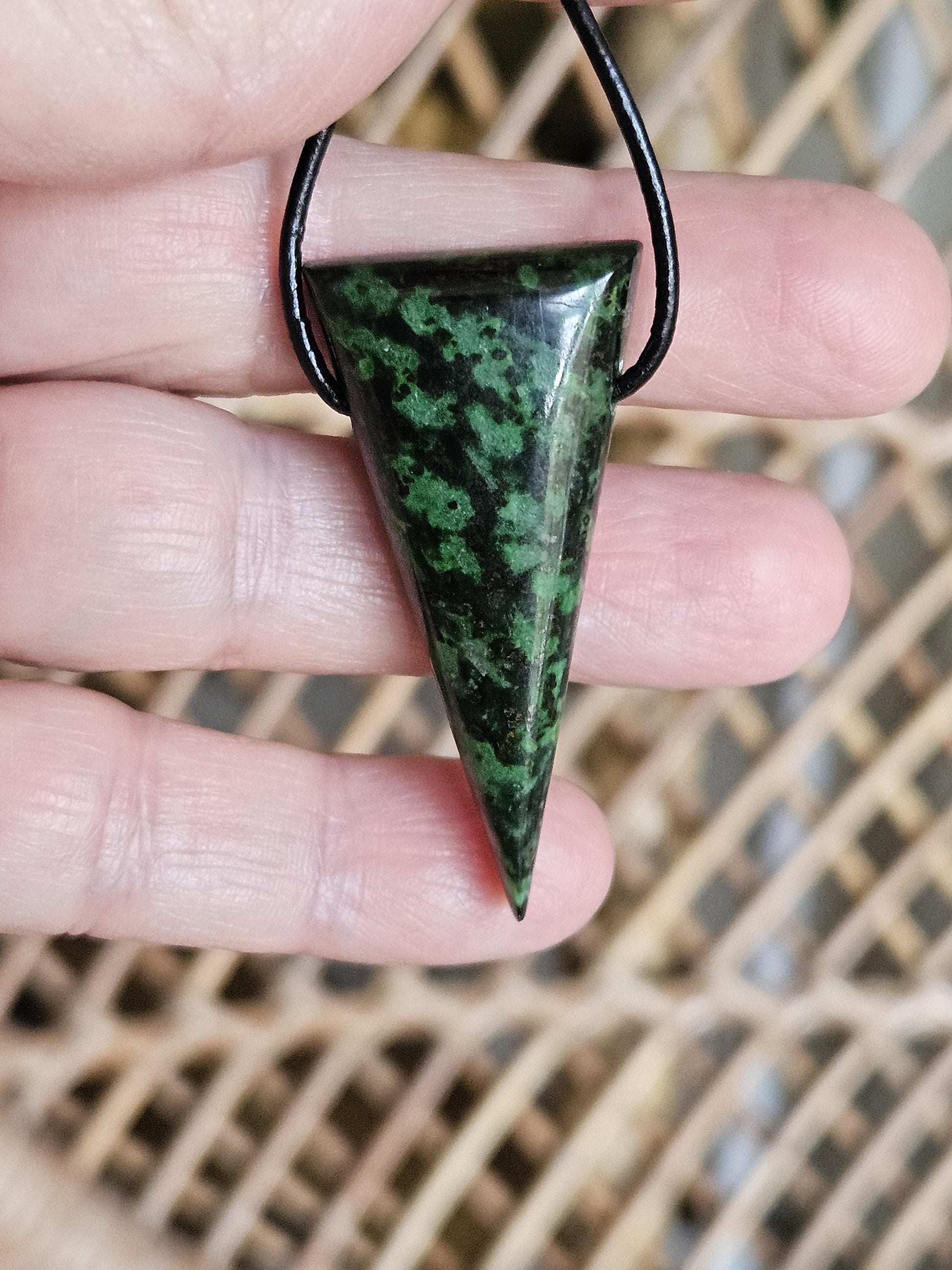 Jade Jadeit Omphacit Maw Sit Sit Jade Italien Anhänger, 45 x 22 x 8 mm, gebohrt, an verstellbarem Lederband