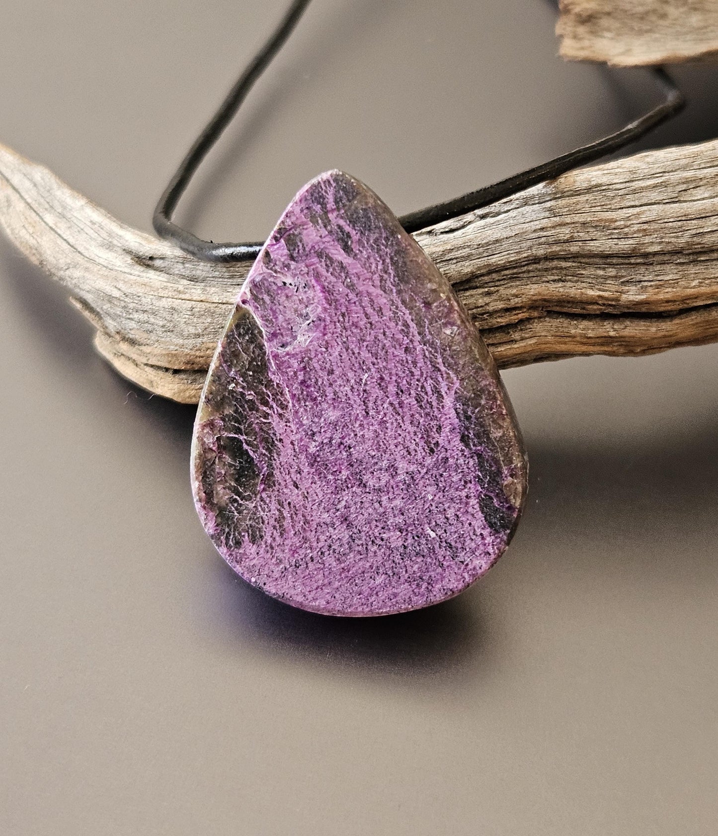 Seltener Stichtit Anhänger 35 x 26 x 9 mm, gebohrt, an verstellbarem Lederband
