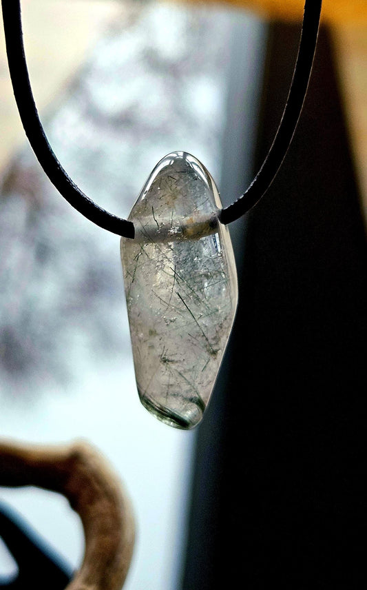 Aktinolith Rutil Quarz Grüner Rutilquarz Anhänger, 29 x 14 x 9 mm, gebohrt, an verstellbarem Lederband