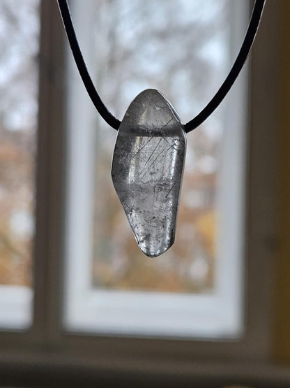 Aktinolith Rutil Quarz Grüner Rutilquarz Anhänger, 29 x 14 x 9 mm, gebohrt, an verstellbarem Lederband