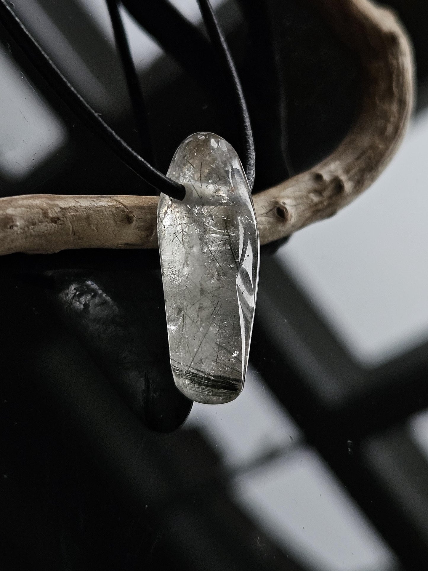 Aktinolith Rutil Quarz Grüner Rutilquarz Anhänger, 29 x 14 x 9 mm, gebohrt, an verstellbarem Lederband