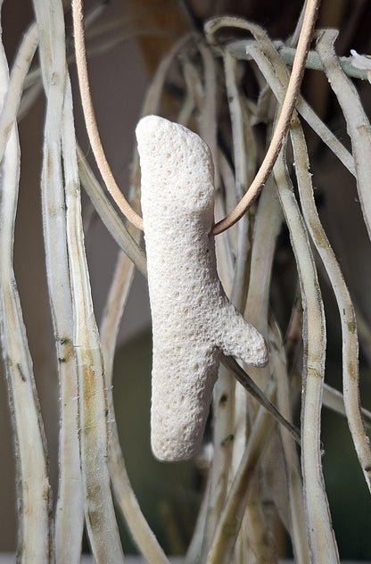 Versteinerte Koralle, Anhänger, 40 x 20 x 10 mm, gebohrt, an verstellbarem Lederband