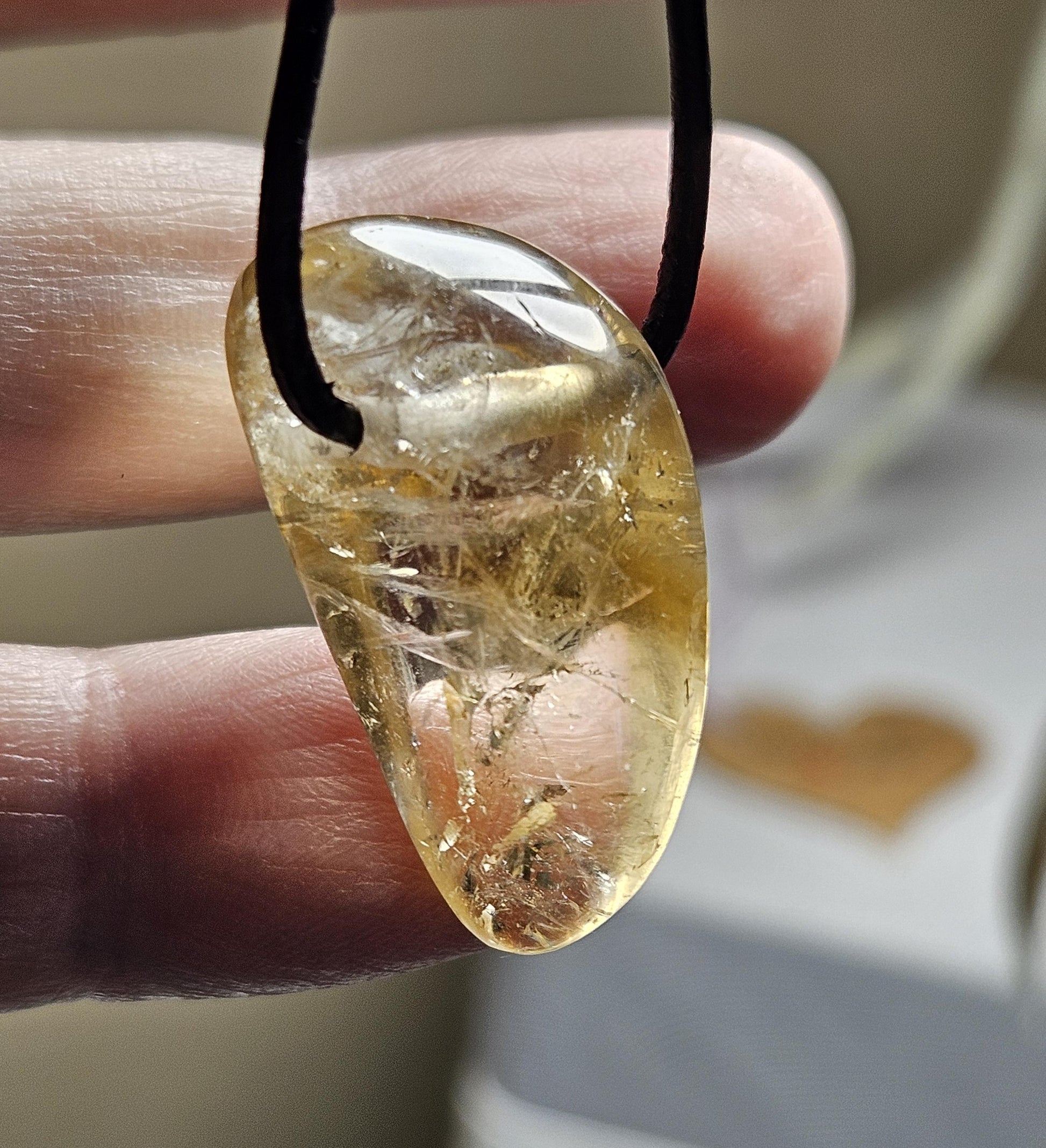 Golden Healer, Bergkristall mit Citrin, 29 x 15 x 12 mm, gebohrt, an verstellbarem Lederband