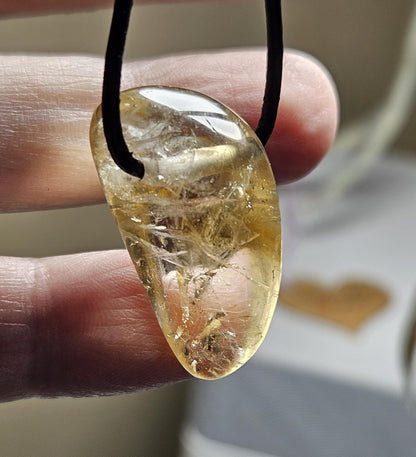 Golden Healer, Bergkristall mit Citrin, 29 x 15 x 12 mm, gebohrt, an verstellbarem Lederband