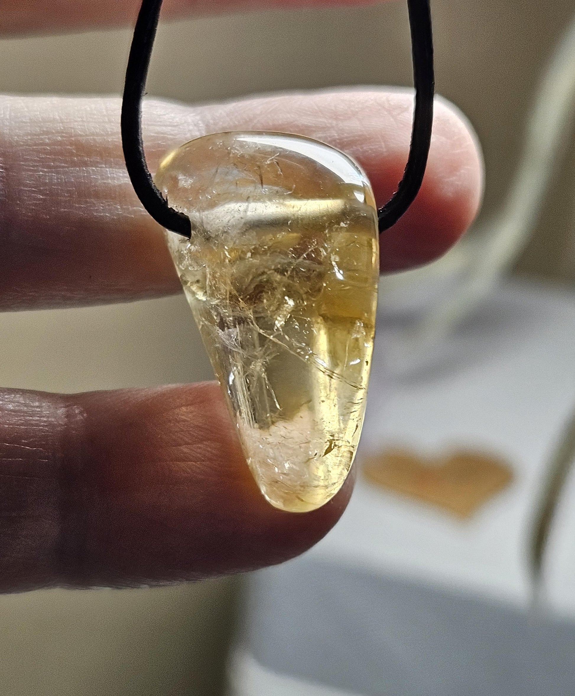 Golden Healer, Bergkristall mit Citrin, 29 x 15 x 12 mm, gebohrt, an verstellbarem Lederband