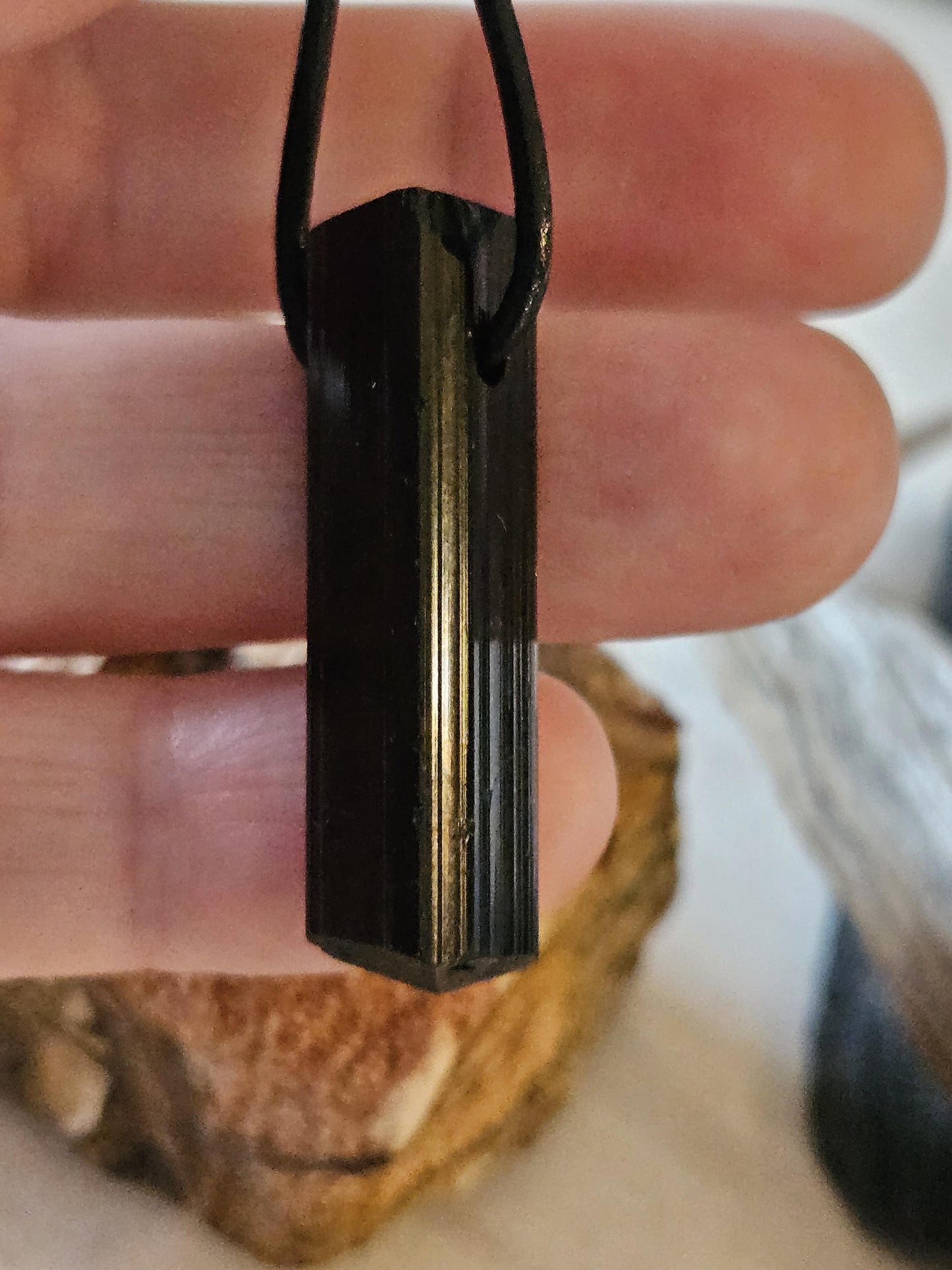 Magischer Schutzstein schwarzer Turmalin Schörl, roh belassen, Oberkante geschliffen, 37 x 11 x 10 mm, gebohrt, an Lederband