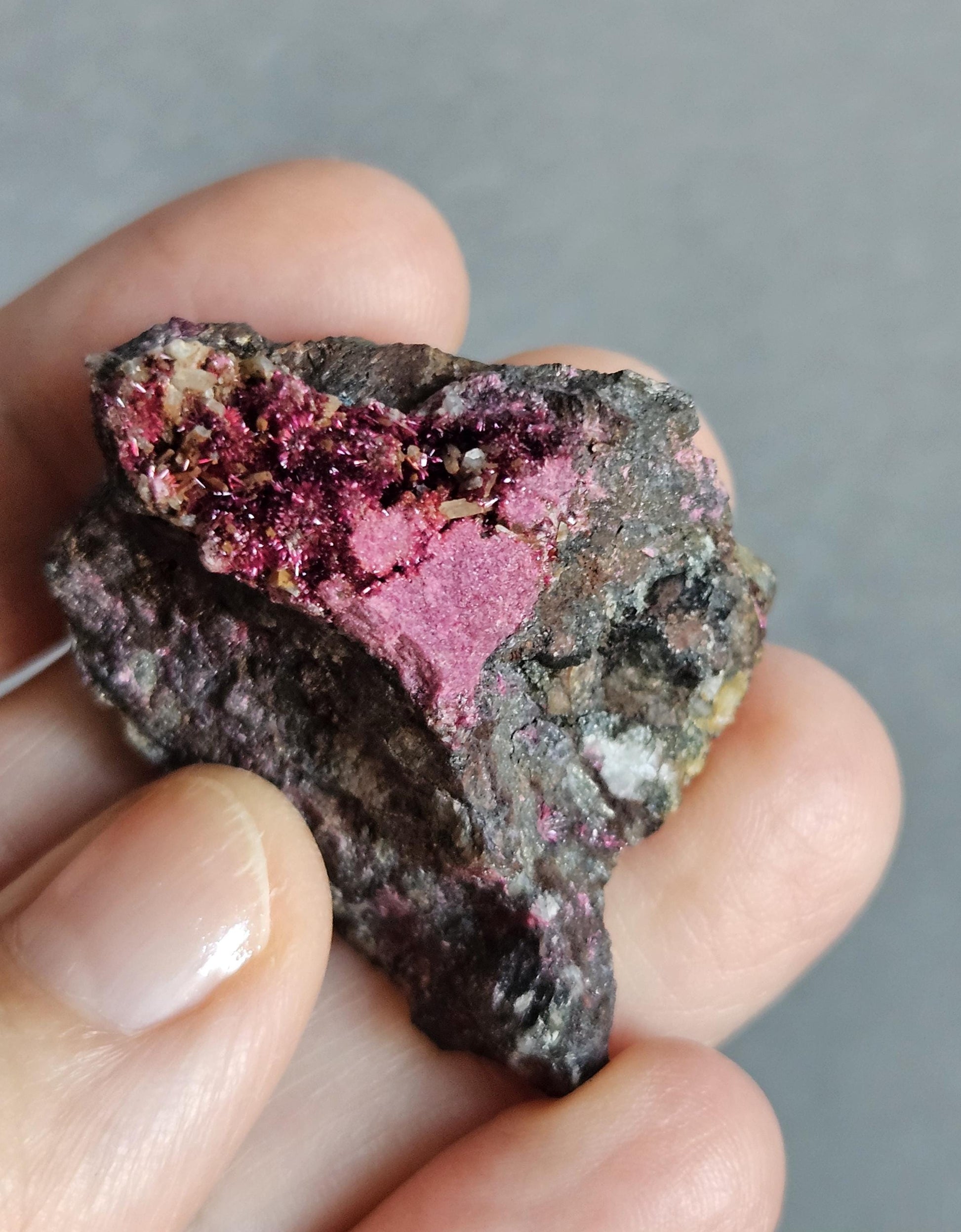 Selten und schön Erythrin Erythrite Sammlerstein Kobaltblüte Aghbar Mine Bou Azzer Marokko Erythrite