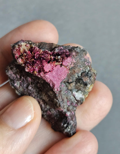 Selten und schön Erythrin Erythrite Sammlerstein Kobaltblüte Aghbar Mine Bou Azzer Marokko Erythrite