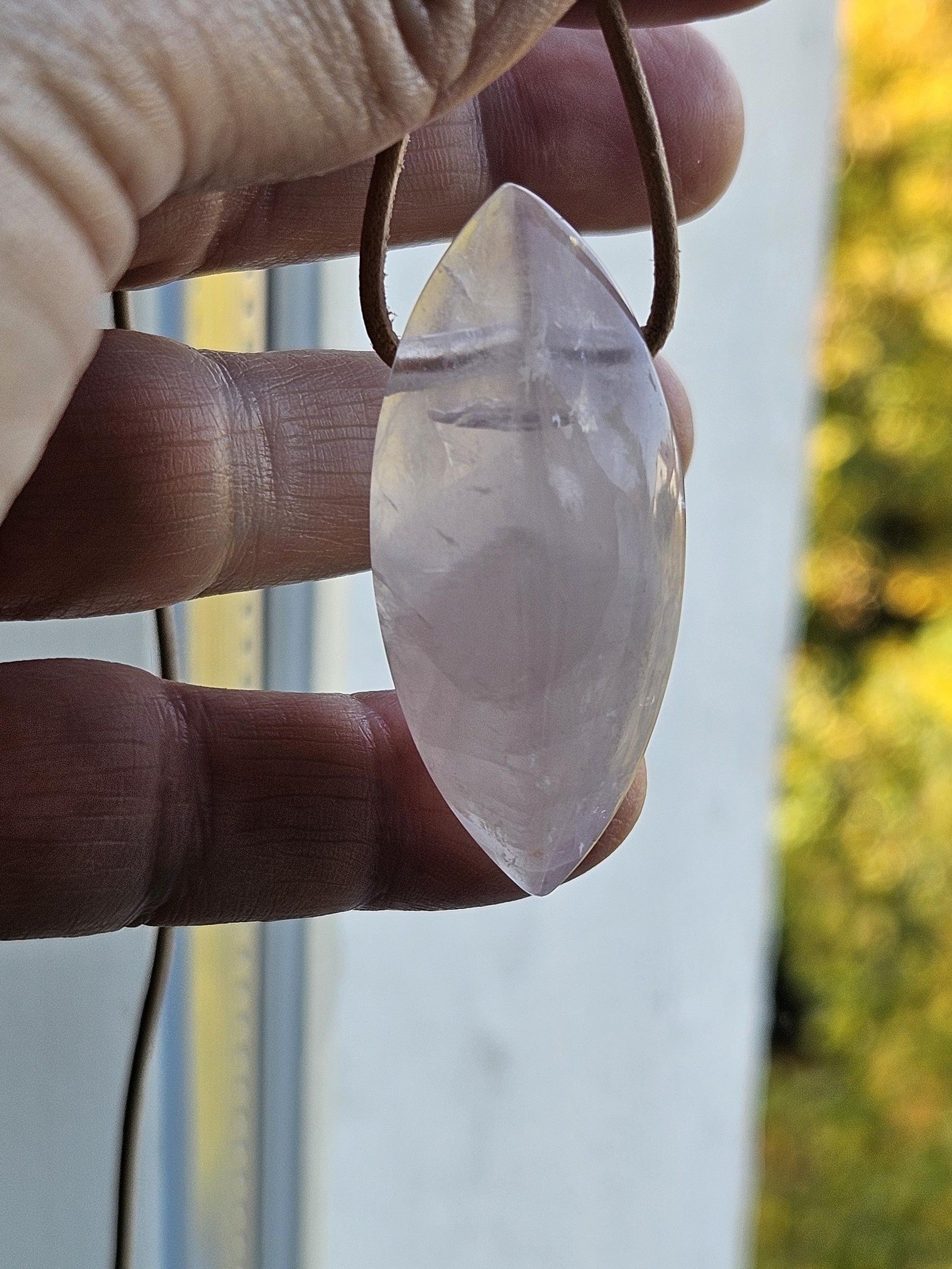Rosenquarz Anhänger gross, Navette förmig geschliffen, 46 x 20 x 16 mm, gebohrt, an verstellbarem Lederband