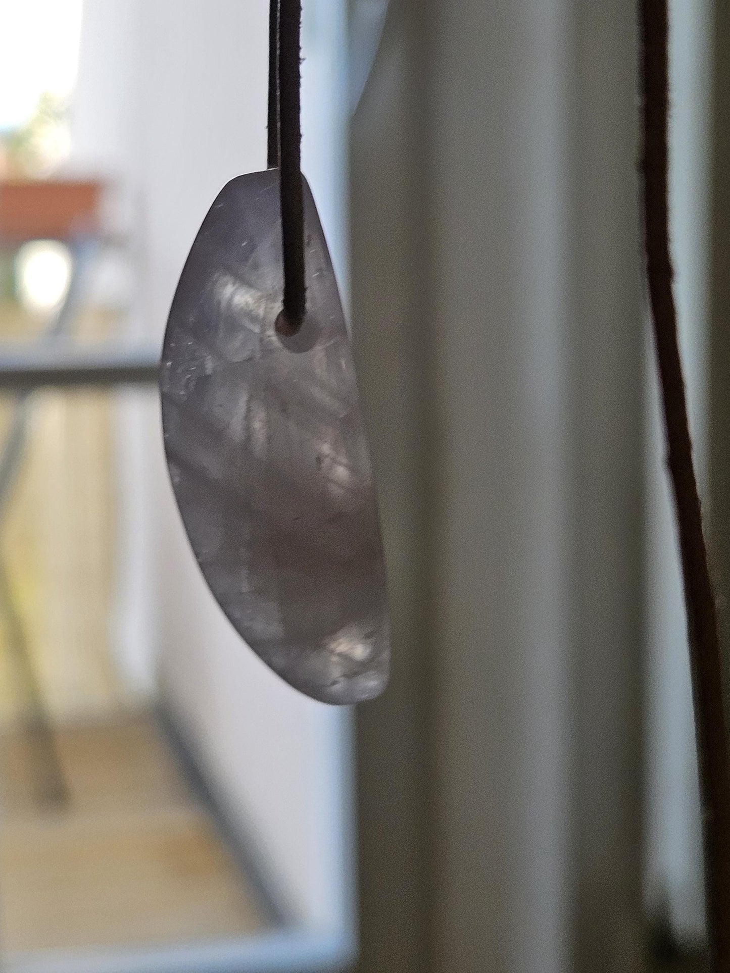Rosenquarz Anhänger gross, Navette förmig geschliffen, 46 x 20 x 16 mm, gebohrt, an verstellbarem Lederband