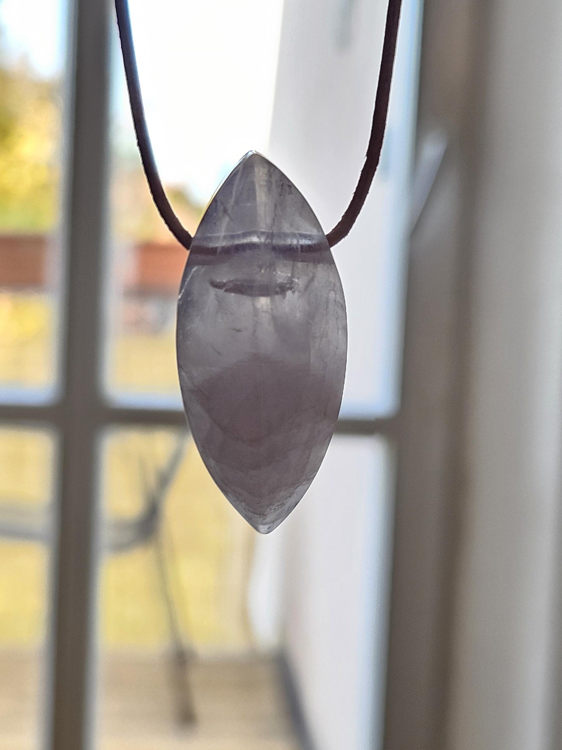 Rosenquarz Anhänger gross, Navette förmig geschliffen, 46 x 20 x 16 mm, gebohrt, an verstellbarem Lederband