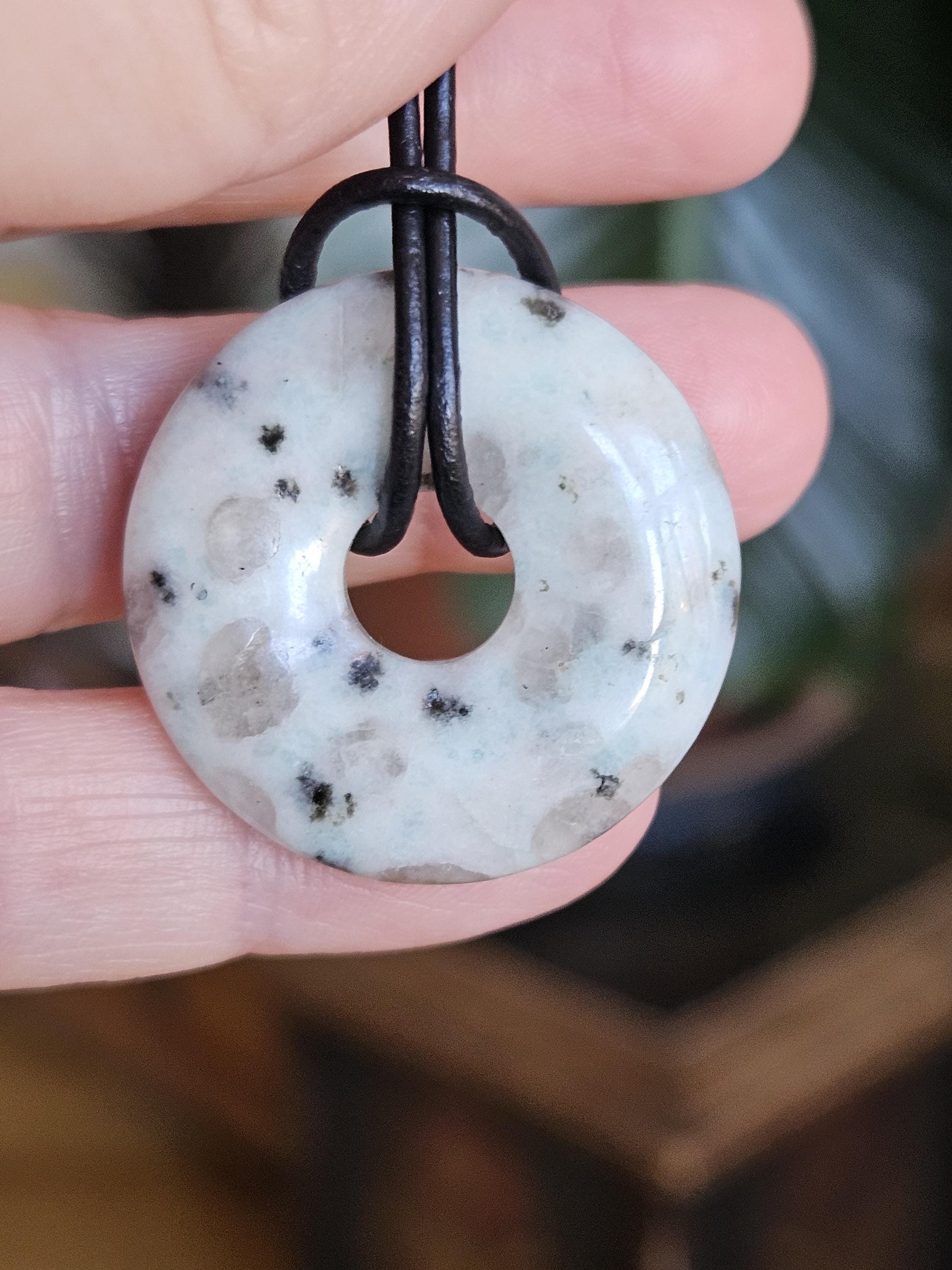 Cuprit Chrysocoll Kiwi Jaspis Kiwi Stein Donut Anhänger, 31 x 6 mm, an verstellbarem Lederband