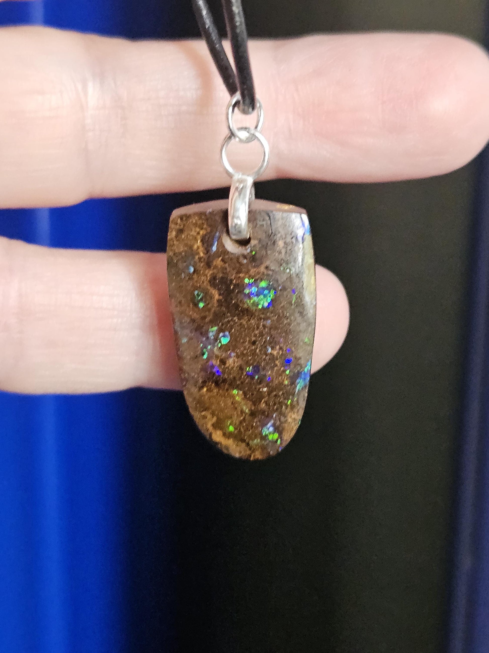 Boulder Opal Boulderopal Anhänger, "Magisches Schutzschild", gebohrt, an 925er SilberÖse, an verstellbarem Lederband