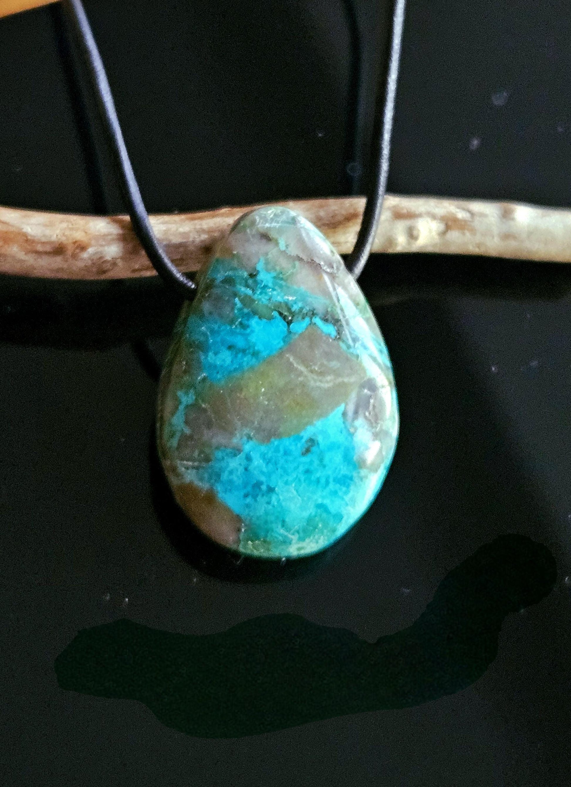 Chrysokoll Shattuckit , Anhänger, Chrysocolla, 32 x 22 x 9 mm, gebohrt, an verstellbarem Lederband