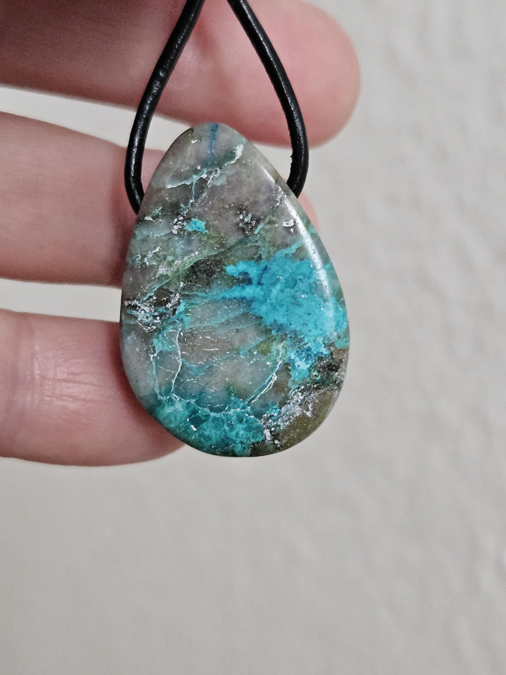 Chrysokoll Shattuckit , Anhänger, Chrysocolla, 32 x 22 x 9 mm, gebohrt, an verstellbarem Lederband