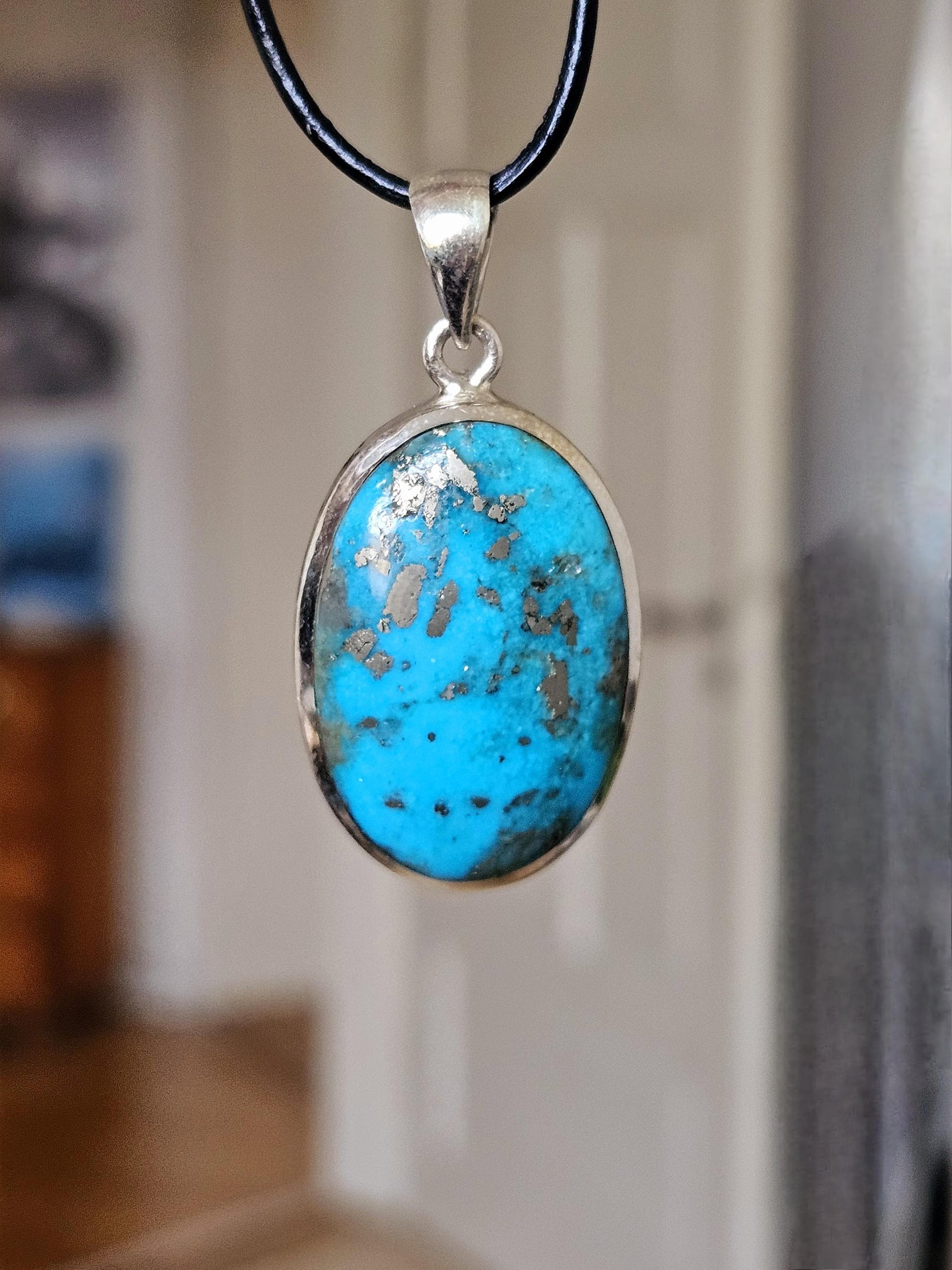 Kostbarer traumhafter Türkis Stein 925er Silber Anhänger, 43 x 22 x 9 mm, gebohrt, an verstellbarem Lederband