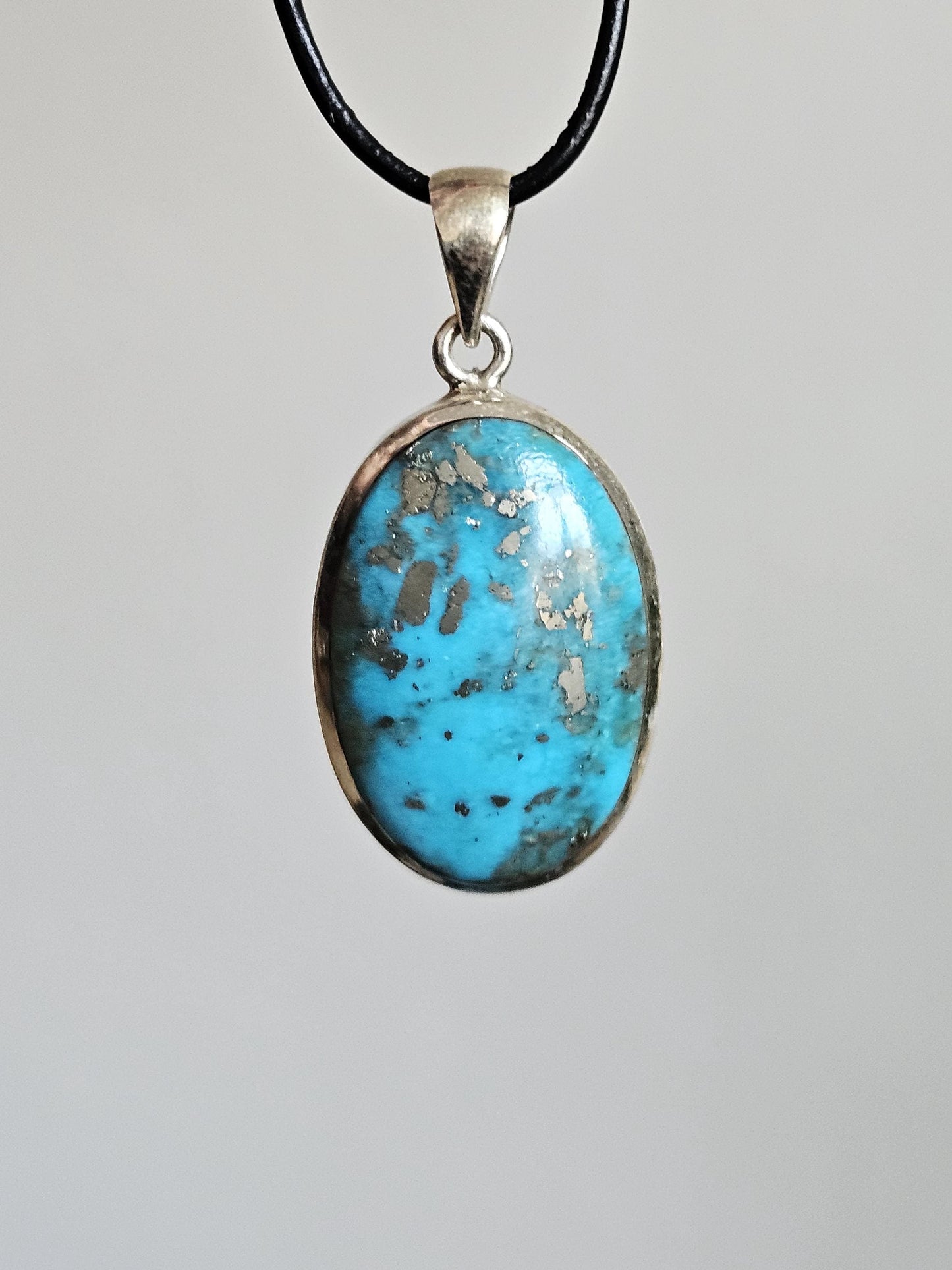 Kostbarer traumhafter Türkis Stein 925er Silber Anhänger, 43 x 22 x 9 mm, gebohrt, an verstellbarem Lederband