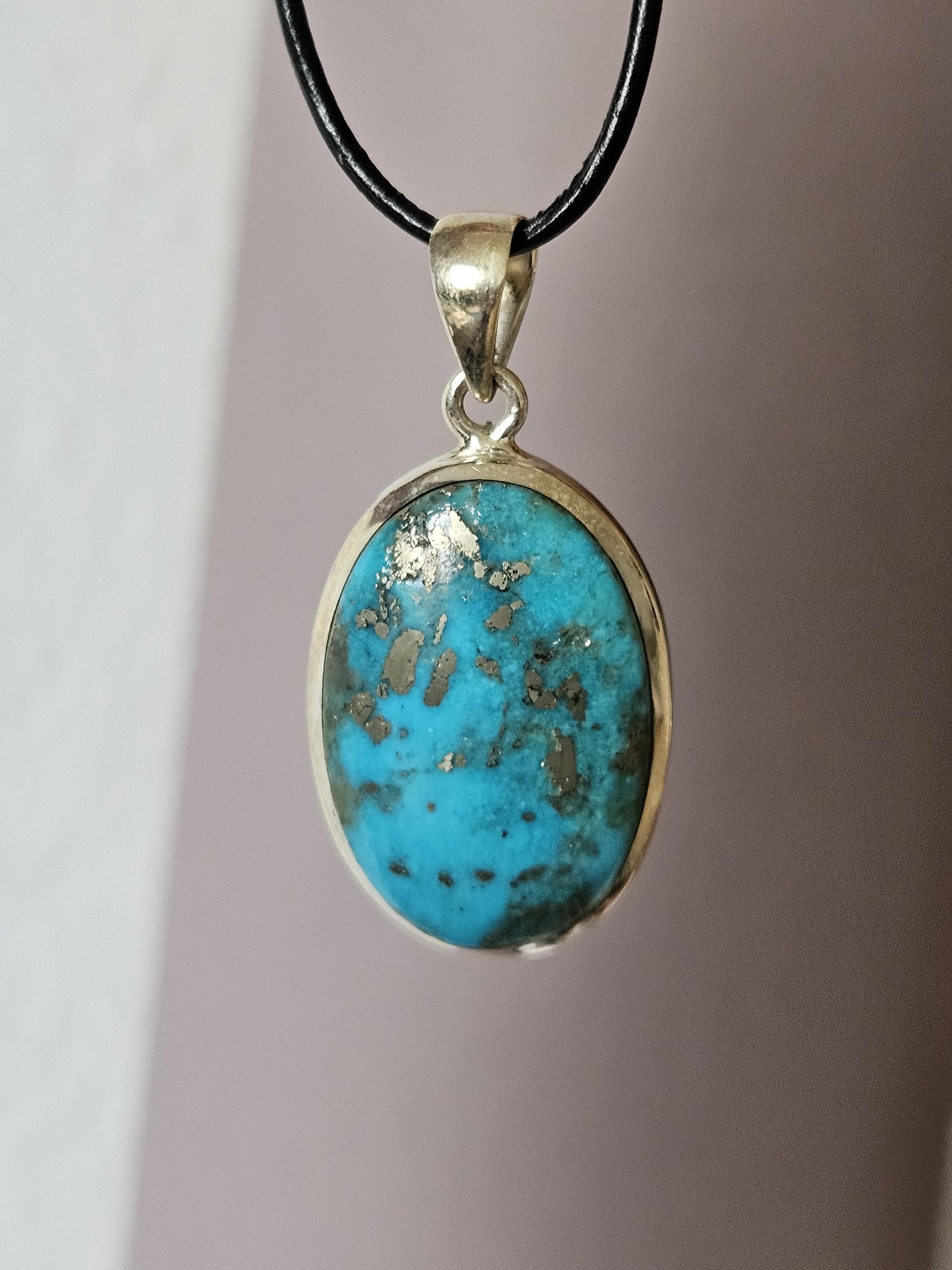 Kostbarer traumhafter Türkis Stein 925er Silber Anhänger, 43 x 22 x 9 mm, gebohrt, an verstellbarem Lederband