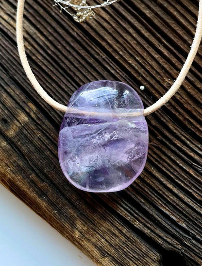 Fluorit weiß, lila, blau, Anhänger, 27 x 21 x 9 mm, gebohrt, am Lederband, Regenbogenfluorit, Feenstein