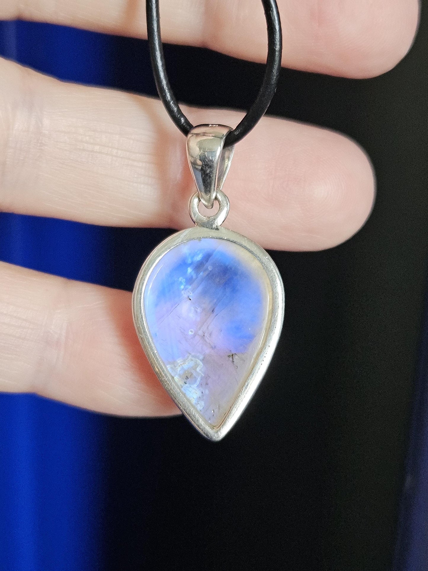 Regenbogen Mondstein weißer Labradorit Anhänger mit 925er Silber Fassung und 925er Silberöse, an verstellbarem Lederband