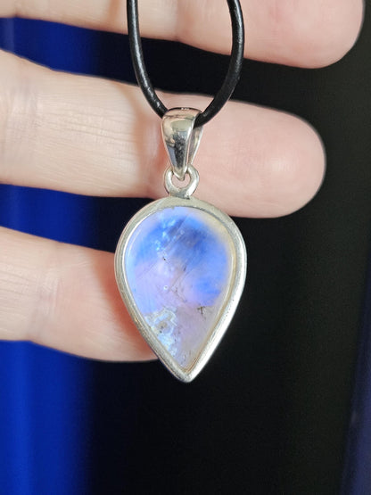 Regenbogen Mondstein weißer Labradorit Anhänger mit 925er Silber Fassung und 925er Silberöse, an verstellbarem Lederband