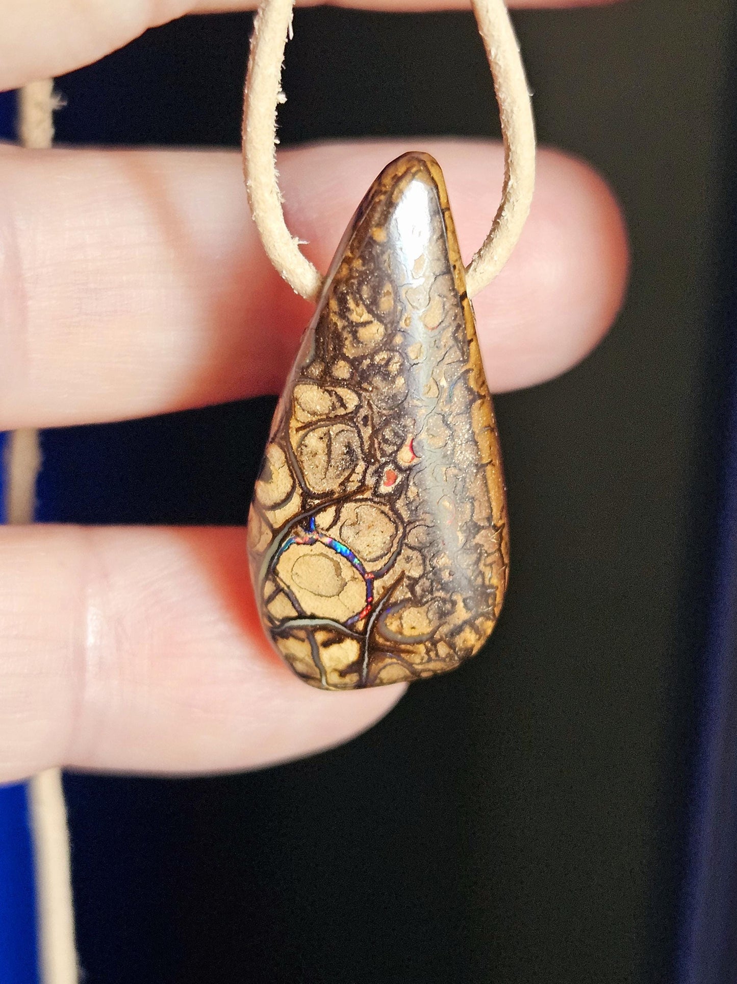 Boulder Opal Boulderopal Anhänger KoroitOpal, "Eigene Wege", 31 x 15 x 8 mm, gebohrt, an verstellbarem Lederband