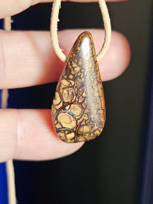 Boulder Opal Boulderopal Anhänger KoroitOpal, "Eigene Wege", 31 x 15 x 8 mm, gebohrt, an verstellbarem Lederband