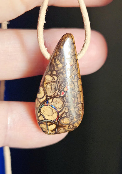 Boulder Opal Boulderopal Anhänger KoroitOpal, "Eigene Wege", 31 x 15 x 8 mm, gebohrt, an verstellbarem Lederband