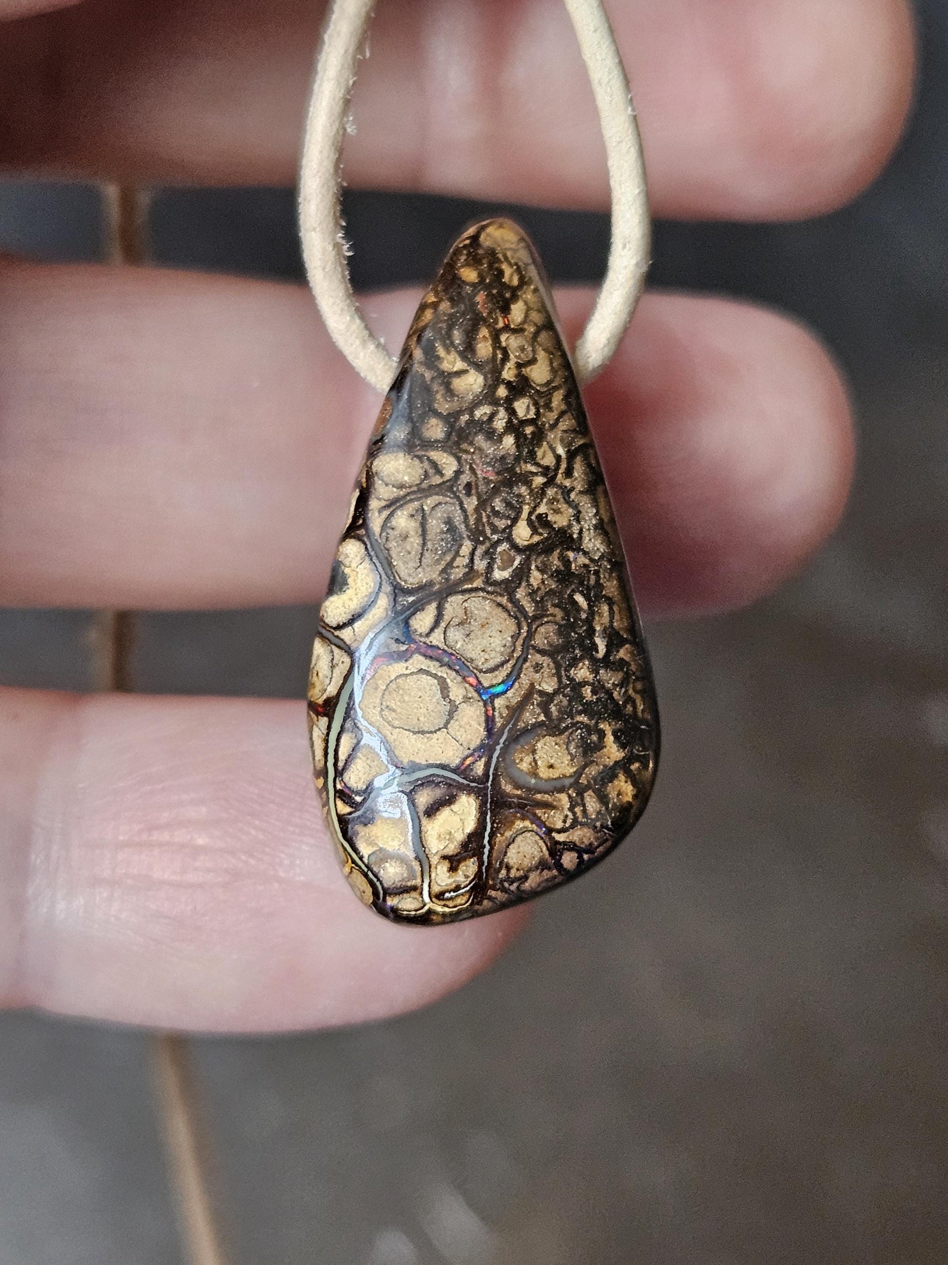 Boulder Opal Boulderopal Anhänger KoroitOpal, "Eigene Wege", 31 x 15 x 8 mm, gebohrt, an verstellbarem Lederband