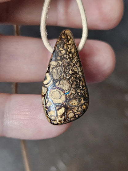 Boulder Opal Boulderopal Anhänger KoroitOpal, "Eigene Wege", 31 x 15 x 8 mm, gebohrt, an verstellbarem Lederband