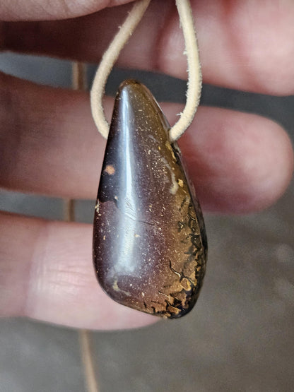 Boulder Opal Boulderopal Anhänger KoroitOpal, "Eigene Wege", 31 x 15 x 8 mm, gebohrt, an verstellbarem Lederband