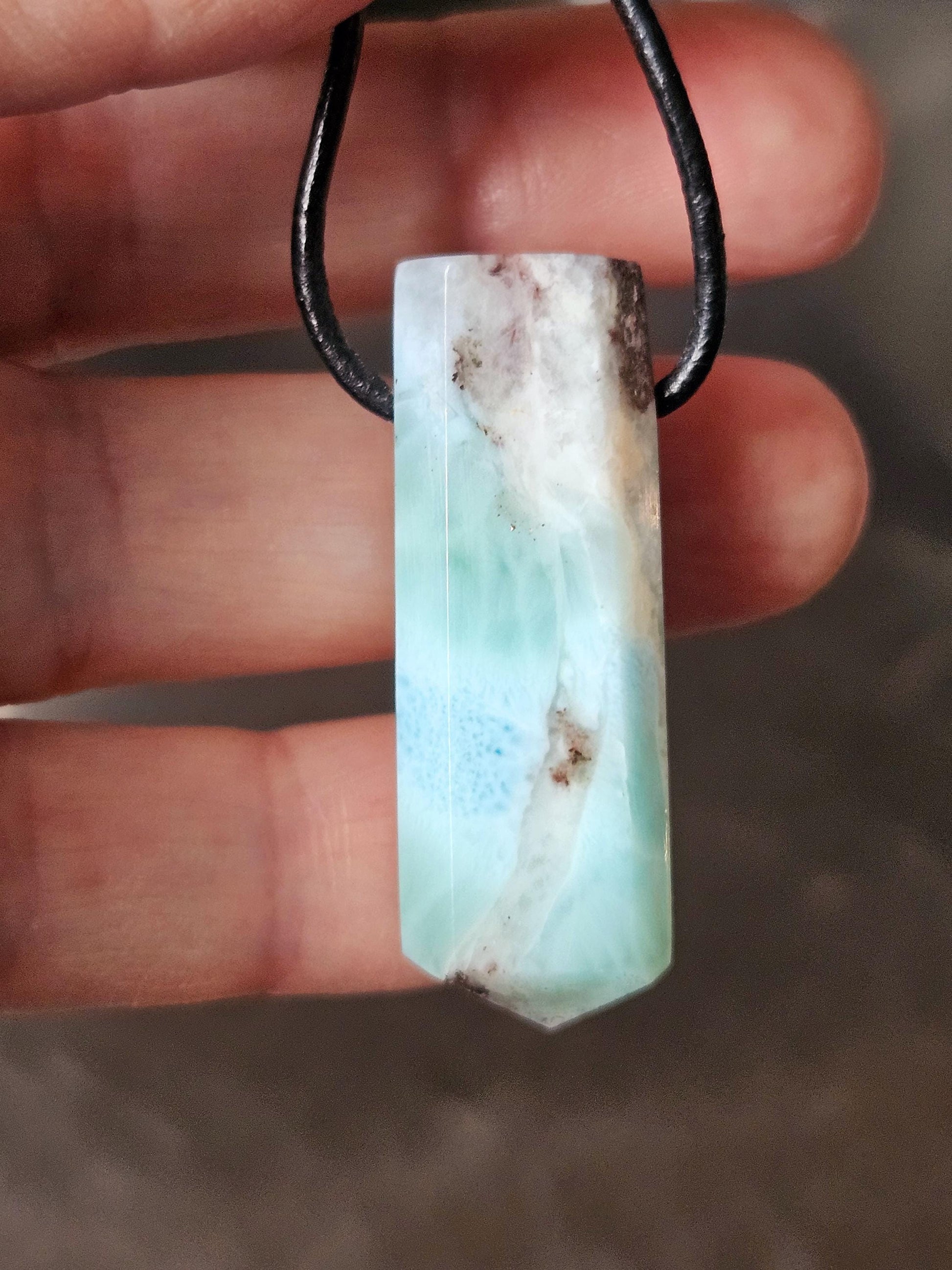 Feiner Larimar, Atlantis Stein Anhänger, 39 x 14 x 10 mm, gebohrt, Larimar Anhänger, gebohrt, an verstellbarem Lederband