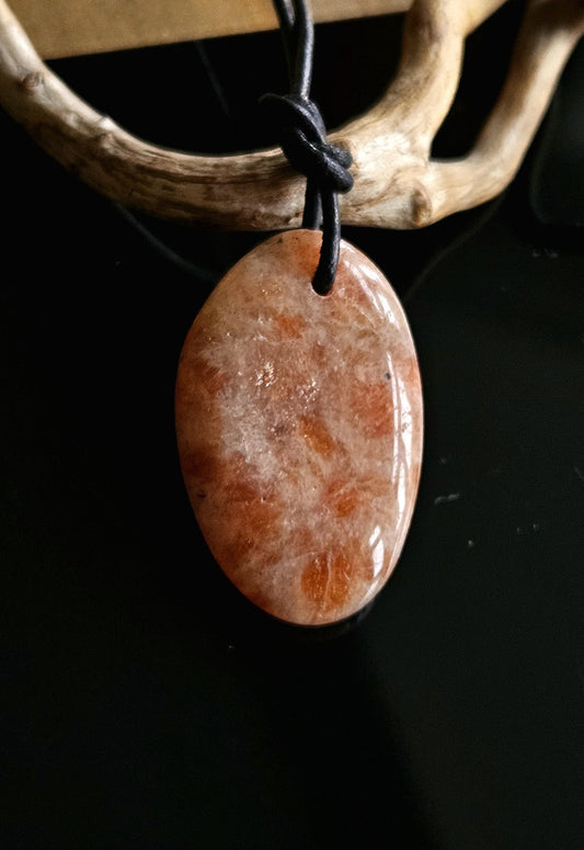 Sonnenstein Anhänger, 37 x 23 x 7 mm, gebohrt, an verstellbarem Lederband
